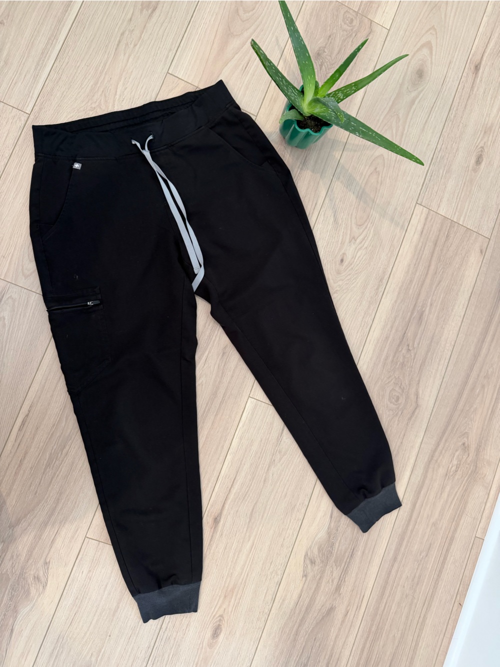 Figs women’s Black Jogger scrub pants size medium